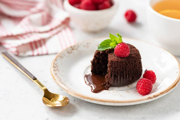 Saboroso Fondant sobremesa de chocolate ou bolo de lava — Fotografia de Stock