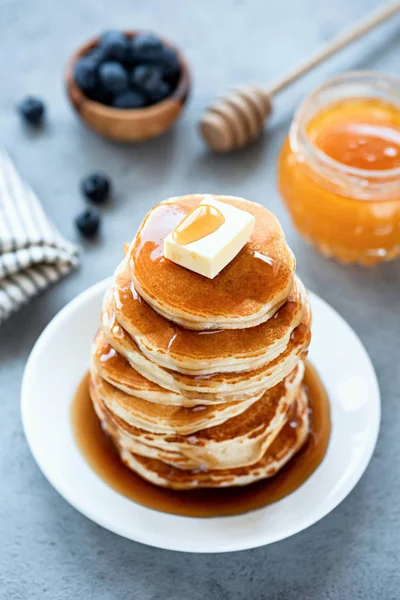 Panqueques esponjosos de mantequilla con mantequilla y jarabe — Foto de Stock