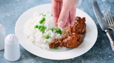 Pirinç ile Teriyaki Tavuk bacaklar. El pişmiş tavuk uyluk, beyaz pirinç ve yeşil bezelye ile yemek için susam ekleyerek. Sağlıklı lezzetli akşam yemeği