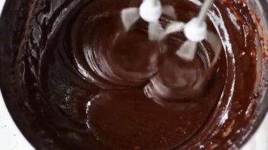 Pişirme kek, kurabiye, pasta için çikolata hamuru veya meyilli karıştırma. Mikser kasede çikolata yenerek. Yakın çekim izleme görüntüleri