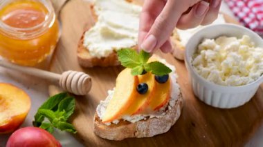 Ricotta, Şeftali, Yaban Mersini Ve Ahşap Tahta Üzerinde Bal ile Meyve Ve Peynir Meze Bruschetta