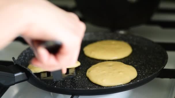 Cocinar Panqueques Sartén Mujer Volteando Panqueques Con Espátula Cocina Casera — Vídeo de stock