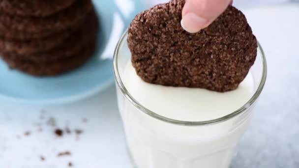 Biscoito Chocolate Mergulhando Copo Leite — Vídeo de Stock