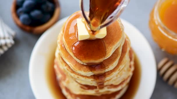 Pouring Syrup Stack Fluffy Buttermilk Pancakes Closeup View Slow Motion — Stock Video