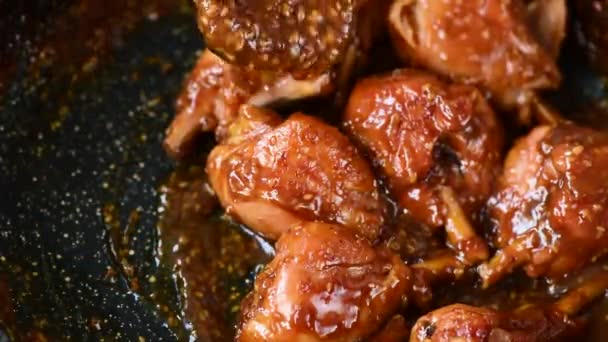 Gotowanie Nóg Kurczaka Lub Pałeczki Słodkim Pikantnym Sosem Azjatyckim Widok — Wideo stockowe