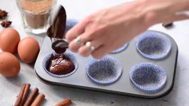 Yemek kek veya cupcakes. Zaman atlamalı çikolata hamuru ile muffin teneke doldurma Kadın şef