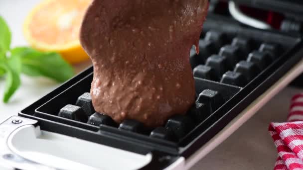 Matlagning Choklad Belgiska Våfflor Person Sätta Våffla Deg Järn Våffla — Stockvideo