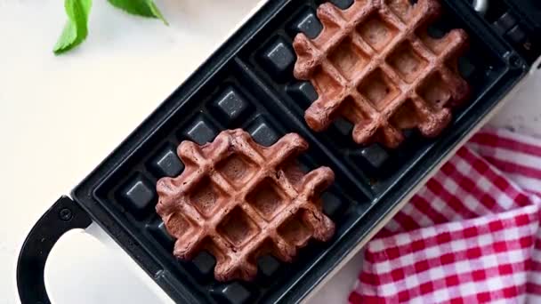 Von Oben Person Pflückt Frisch Gebackene Belgische Waffel Aus Eisernem — Stockvideo