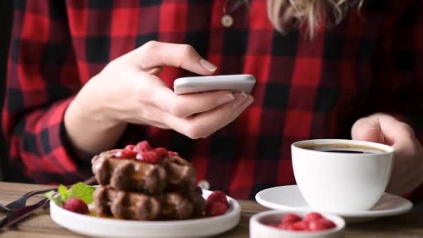 Unerkennbares Teenagermädchen Verschüttet Kaffee Während Während Des Frühstücks Ein Handy — Stockvideo