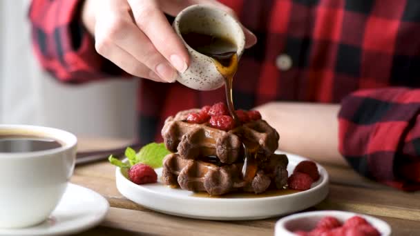 Chica Vertiendo Jarabe Chocolate Gofres Belgas Cámara Lenta Desayuno Cafetería — Vídeo de stock