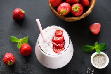 Chia tohumu ile Çilek smoothie veya milkshake