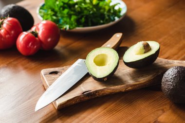 Avokado ve sağlıklı yemek için malzemeler