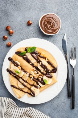 Çikolata soslu krep, muz ve fındık