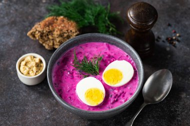 Haşlanmış yumurta Ile soğuk Pancar çorbası