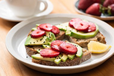 Tam tahıllı ekmek ile avokado ve çilek ile Sandviç