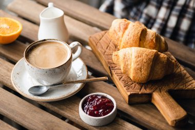 Kahvaltıda kahve ve kruvasan.