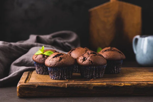 Grupo de magdalenas de chocolate sobre tabla de madera —  Fotos de Stock