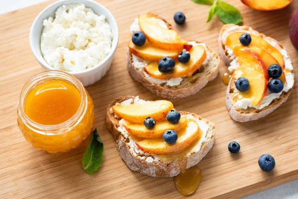 Appetizer Bruschetta With Peach Ricotta And Honey — Stock Photo, Image