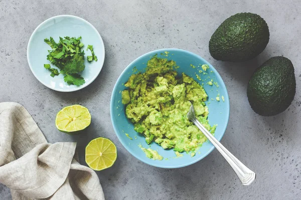 Purê de molho de abacate guacamole na tigela — Fotografia de Stock