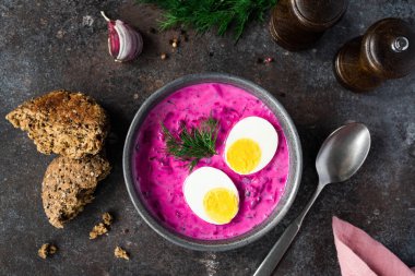 Haşlanmış yumurta Ile soğuk Pancar çorbası