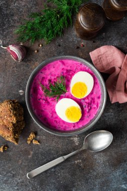 Haşlanmış yumurta Ile soğuk Pancar çorbası