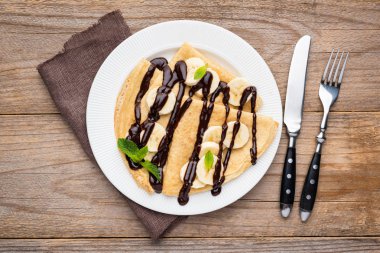 Muz ve çikolata ile Fransız Krep