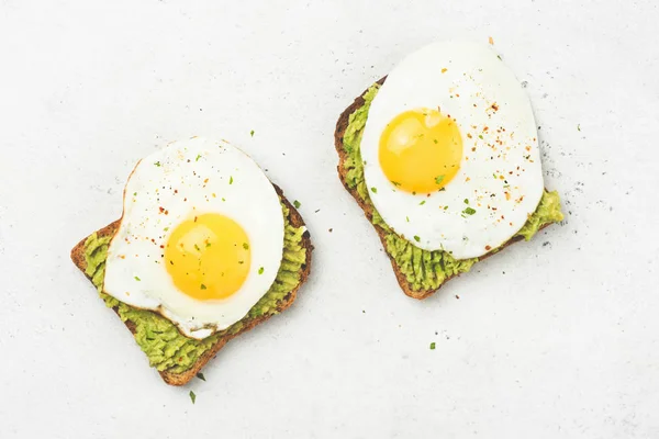 Pane tostato con avocado e uova — Foto Stock