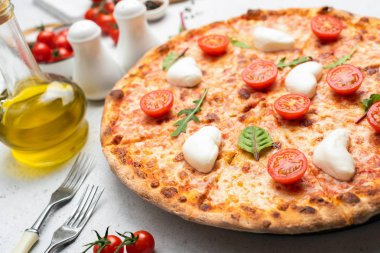 Mozzarella peyniri ve kiraz domates ile İtalyan pizza