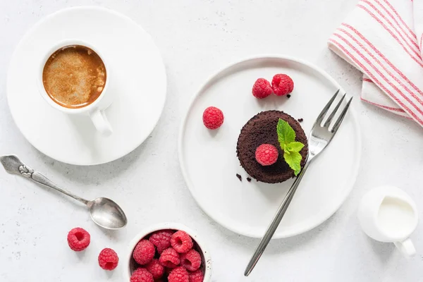 Pastel de chocolate servido con frambuesas y taza de café expreso —  Fotos de Stock