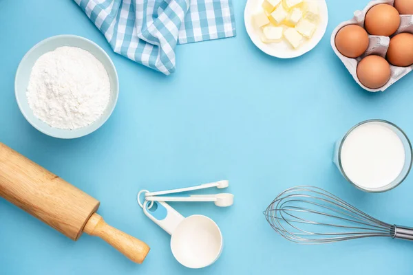 Mavi arka planda ekmek, pasta veya kek için pişirme malzemeleri — Stok fotoğraf