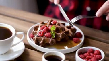 Tanınmayan kişi kafede şurup ve kahve ile lezzetli çikolata belçika waffle yiyor. Sabah yaşam tarzı