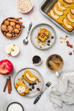 Yulaf ile kahvaltı kabak elmalı kek veya pasta