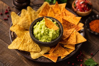 Guacamole, nachos ve tortilla cips