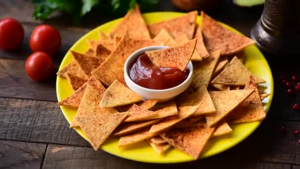 Rotierende Mexikanische Vorspeise Essen Mais Tortilla Chips Mit Tomatensauce Auf — Stockvideo