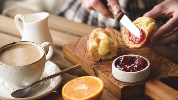 Person Breitete Marmelade Auf Süßen Brötchen Zum Frühstück Aus Leckeres — Stockvideo