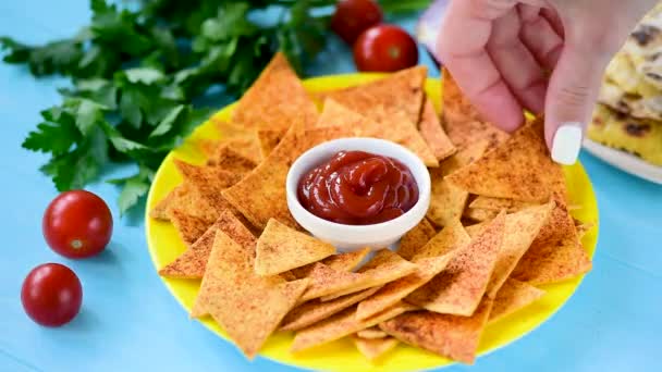 Kvinna Hand Dip Majs Tortilla Mexikanska Nacho Chip Tomatsås Tex — Stockvideo