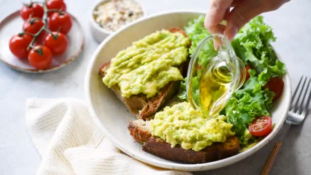 Dressing Mit Olivenöl Zeitlupe Pürierte Avocado Auf Geröstetem Roggenbrot Sandwich — Stockvideo