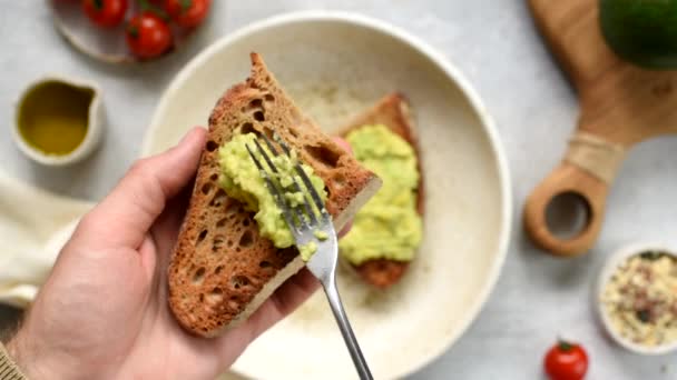 Lezzetli Avokado Tost Hazırlayan Adam Eller Tost Çavdar Ekmeği Üzerine — Stok video