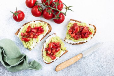 Tost ekmeğiüzerine avokado domates ve ricotta peyniri