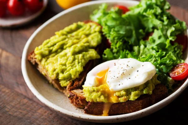 Toast di segale con crema di avocado e uovo in camicia — Foto Stock