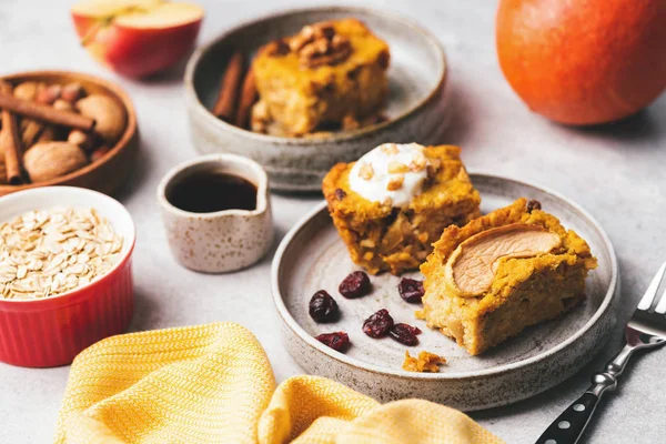 Pastel de especias de calabaza con nueces, arándanos secos y jarabe de arce — Foto de Stock