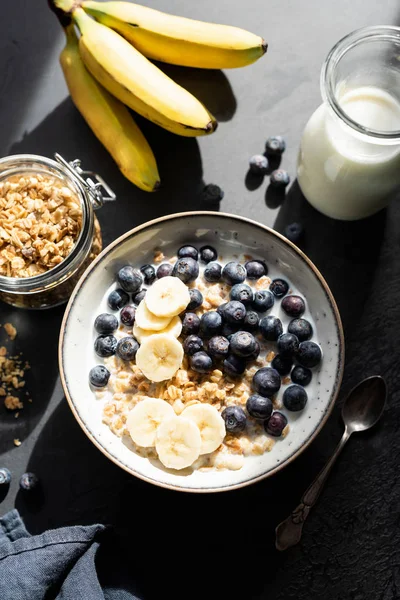 Desayuno cereales granola de avena con plátano y arándanos — Foto de Stock