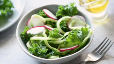 Zeytinyağlı salata sosu. Salatalık turp lahana ve kabak ile sağlıklı yeşil salata. Temiz beslenme, vegan vejetaryen diyet konsepti