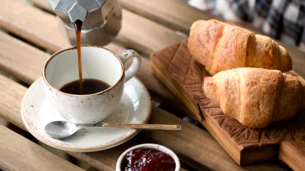 Derramar Café Preto Xícara Pequeno Almoço Saboroso Café Croissants Geleia — Vídeo de Stock