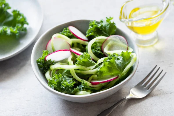 Insalata verde vegana con cavolo, cetriolo e ravanello — Foto Stock