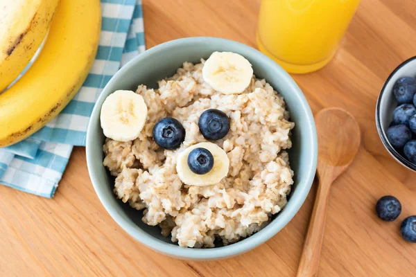 Bambini colazione farina d'avena porridge con divertente orsacchiotto viso — Foto Stock