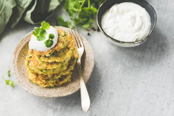 Buñuelos de verduras de calabacín, col, patata — Foto de Stock