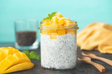 Mango ile Chia tohumlu puding