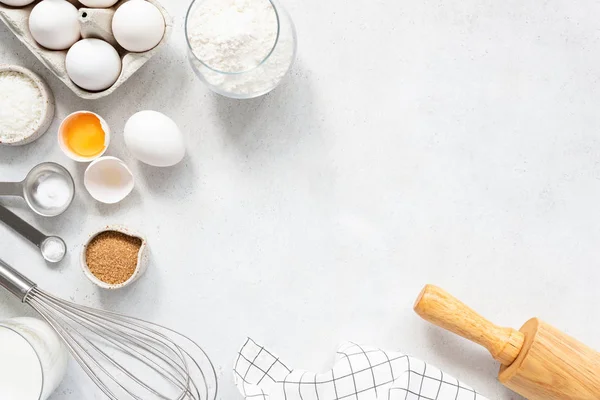 Koken en bakken van ingrediënten gebruiksvoorwerpen op witte betonnen achtergrond — Stockfoto