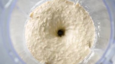 Protein smoothie veya blender üst görünümü closeup karıştırma sallamak. Sağlıklı beslenme, sağlıklı yaşam tarzı kavramı